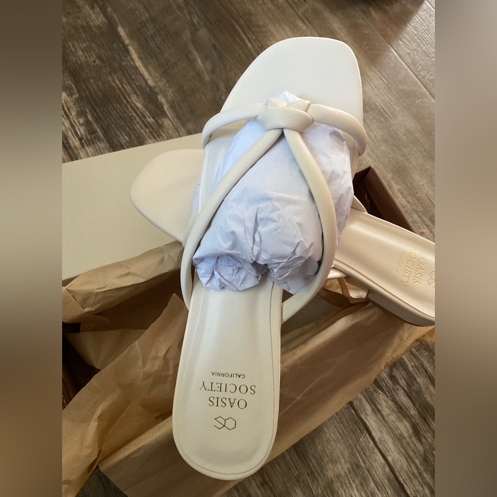 Oasis Society Cream Color Slip-On Sandal.  Sizes 8. NIB